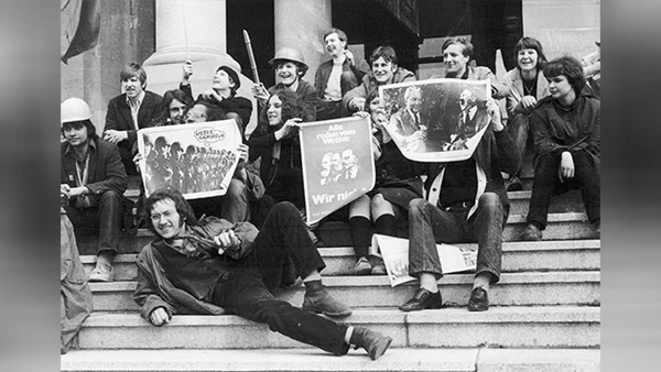Plakat-Aktion 1968 vor dem Stuttgarter Königsbau mit Motiven der „plakat”-Gruppe”.