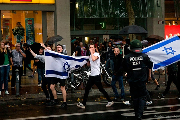 Antideutsche protestieren am Al Quds Tag in Berlin, Juli 2014.