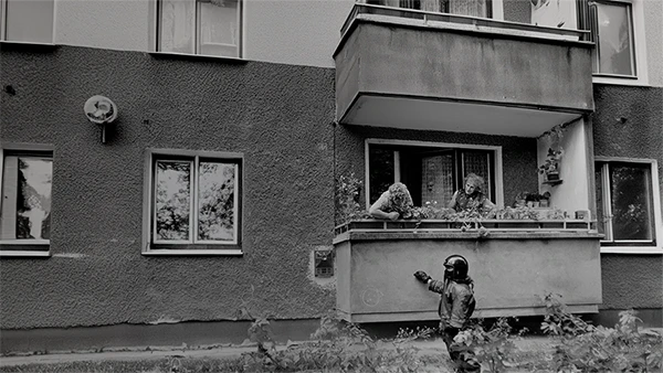 Screenshot aus dem Film "Antifa – Schulter an Schulter, wo der Staat versagte".