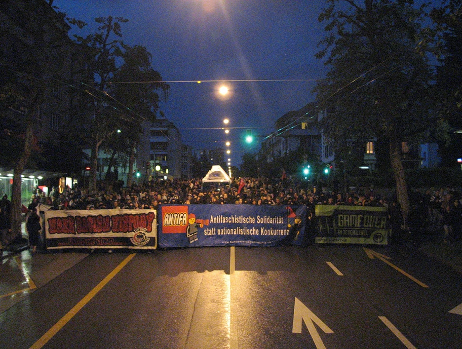 Antifaschistischer Abendspaziergang in Bern.