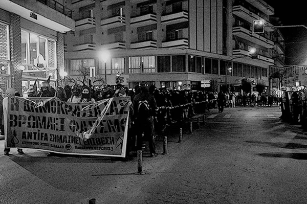 Stock, Helm, gute Laune: Oldschool-Antifa-Demo in Kavala, Griechenland.