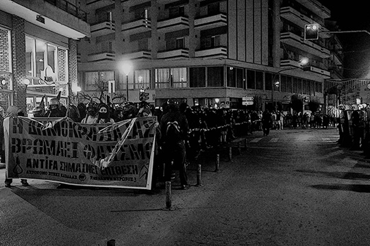 Stock, Helm, gute Laune: Oldschool-Antifa-Demo in Kavala, Griechenland.