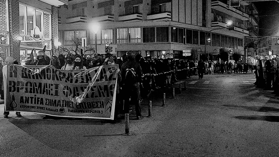 Stock, Helm, gute Laune: Oldschool-Antifa-Demo in Kavala, Griechenland.