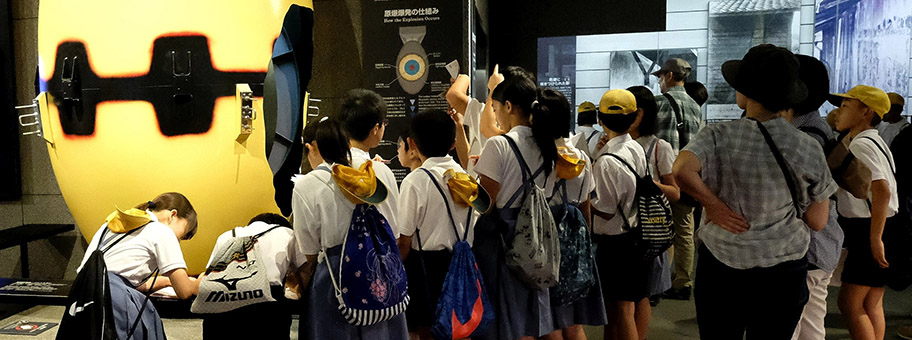 Schulklasse vor einer Replica der Atombombe «Fatman» in einem Museum von Nagasaki, April 2019.