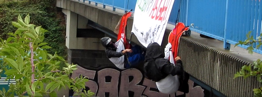 Aktion an Autobahnbrücke.