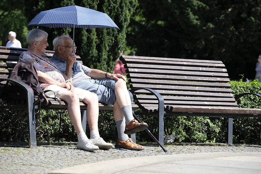 Rentner auf Bank.