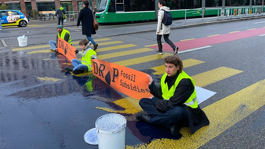 Strassenblockade durch DROP Fossil in Basel am 18. April 2024.