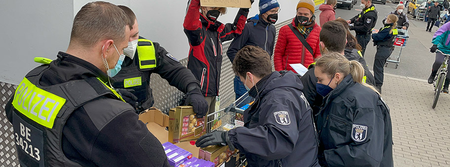Polizeieinsatz in Berlin bei einer Aktion von Essen retten, 18. Februar 2022.