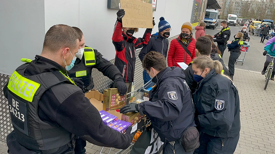 Polizeieinsatz in Berlin bei einer Aktion von Essen retten, 18. Februar 2022.