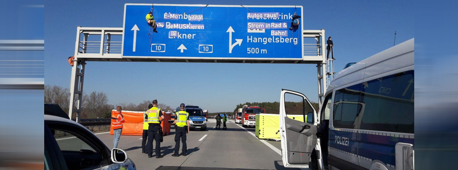 Aktivist:innen stoppen den Verkehr auf der Autobahn am Tesla Werk bei Berlin. Unter dem Motto