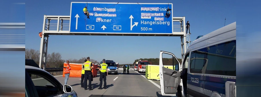 Aktivist:innen stoppen den Verkehr auf der Autobahn am Tesla Werk bei Berlin. Unter dem Motto 