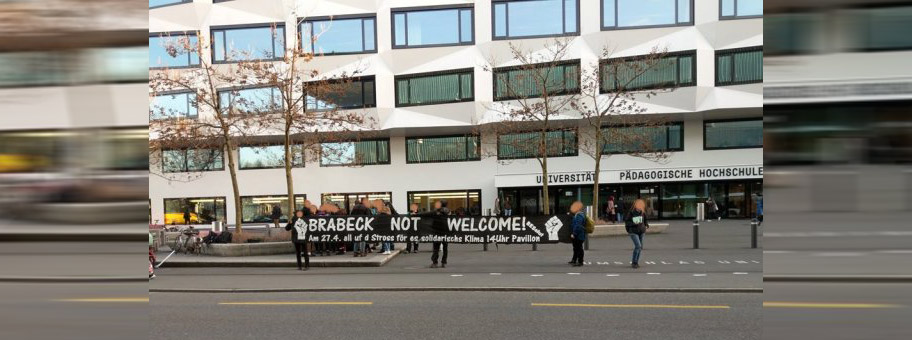 Protestaktion gegen den Besuch des ehemaligen CEO des Nestlé-Konzern vor der Pädagogischen Hochschule in Luzern.