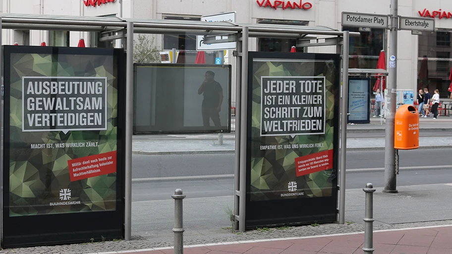 Adbusting-Aktion in Berlin.