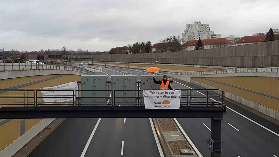 Protest über der A100 in Berlin Abfahrt Sonnenallee.