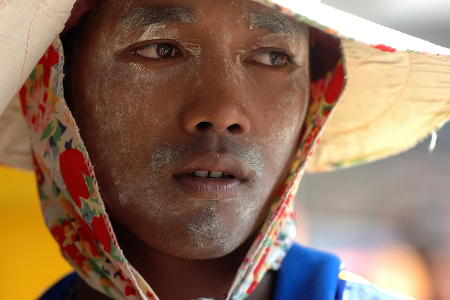 Burmesischer Migrant, der auf einem Thai Boot arbeitet in Samut Sakhon, Thailand.