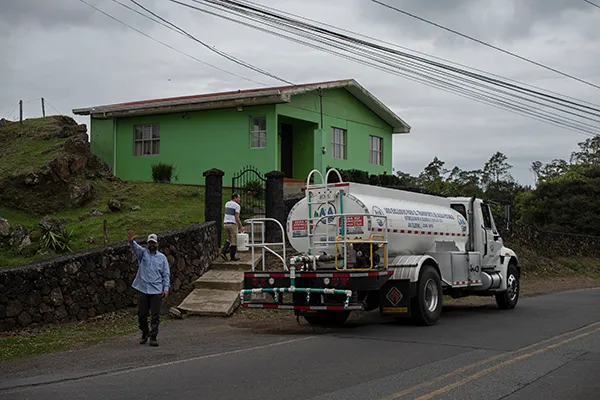 Wegen der Wasserverschmutzung mit Chlorothalonil müssen die Behörden von Costa Rica der Bevölkerung von Cipreses und Santa Rosa Trinkwasser per LKW liefern.