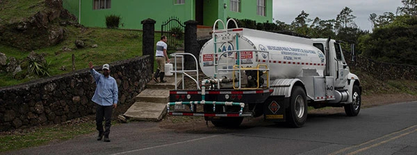 Wegen der Wasserverschmutzung mit Chlorothalonil müssen die Behörden von Costa Rica der Bevölkerung von Cipreses und Santa Rosa Trinkwasser per LKW liefern.
