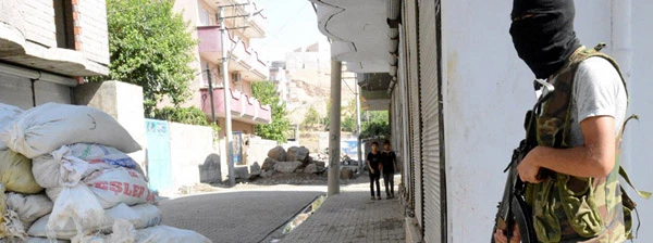 Militanter Widerstandskämpfer in den Strassen von Cizre während der Belagerung durch die türkische Armee.