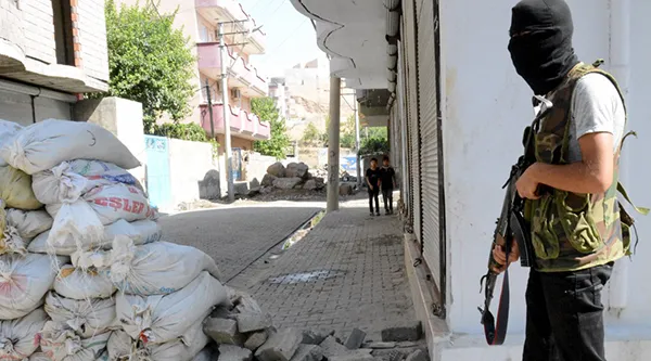 Militanter Widerstandskämpfer in den Strassen von Cizre während der Belagerung durch die türkische Armee.