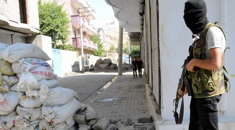 Militanter Widerstandskämpfer in den Strassen von Cizre während der Belagerung durch die türkische Armee.