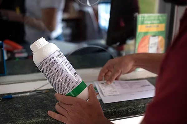 Chlorothalonil ist in Costa Rica frei verkäuflich. Eine Flasche Bravonil kostet 25 USD.