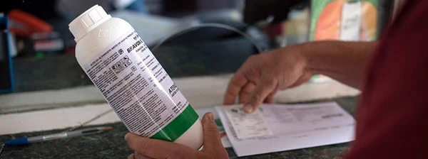 Chlorothalonil ist in Costa Rica frei verkäuflich. Eine Flasche Bravonil kostet 25 USD.