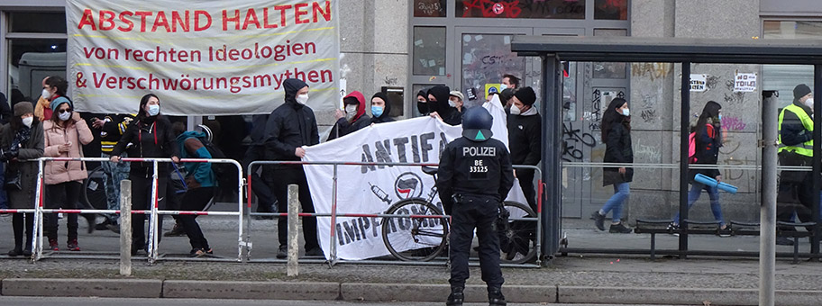 Antifa-Kundgebung anlässlich eines Schweigemarschs von Massnahmegegner:innen in Berlin Schöneberg, Februar 2021.