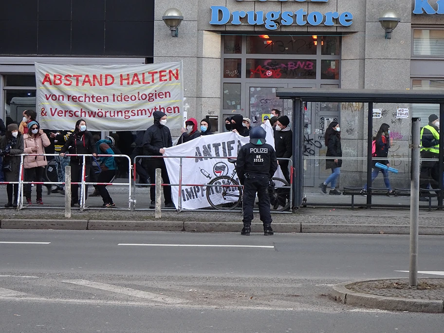 Antifa-Kundgebung anlässlich eines Schweigemarschs von Massnahmegegner:innen in Berlin Schöneberg, Februar 2021.