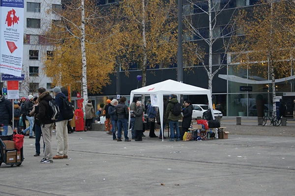 Demonstration von Coronamassnahmegegner:innen in Zürich, November 2021. Im Hintergrund links zu sehen ein kleiner Stand (rote Box) der freien Linken.