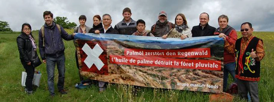 Vor der Übergabe besucht die Delegation einen Bio-Bauernhof.