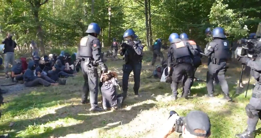 Dannenröder Wald: Friedliche Sitzblockade wird vom BFE gewaltsam aufgelöst