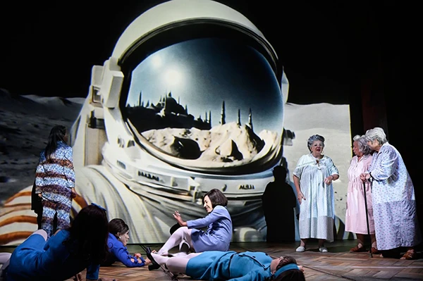 Szene von der Uraufführung des Stückes.