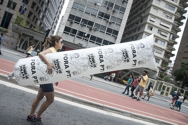 „Weg mit der PT“: Demo gegen Präsidentin Dilma Rousseff am 13. März 2016 in São Paulo, Brasilien.