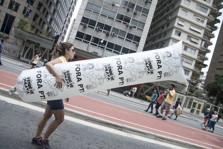 „Weg mit der PT“: Demo gegen Präsidentin Dilma Rousseff am 13. März 2016 in São Paulo, Brasilien.