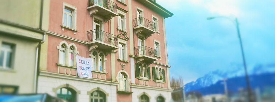 «Schule Braucht Blatz» - Die Fassade des Hauses an der Güterstrasse.