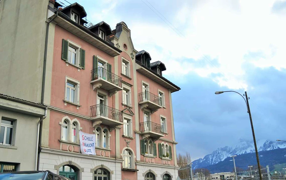 «Schule Braucht Blatz» - Die Fassade des Hauses an der Güterstrasse.