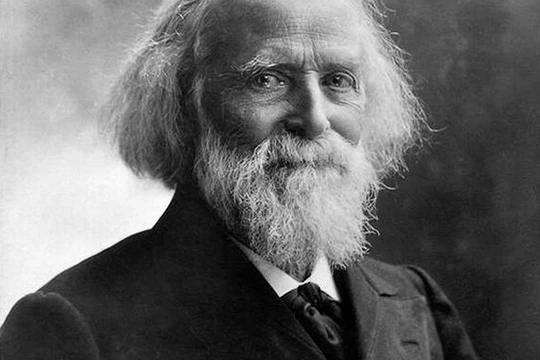 Der französischer Geograph, Schriftsteller und Anarchist Jacques Élisée Reclus um das Jahr 1900.
