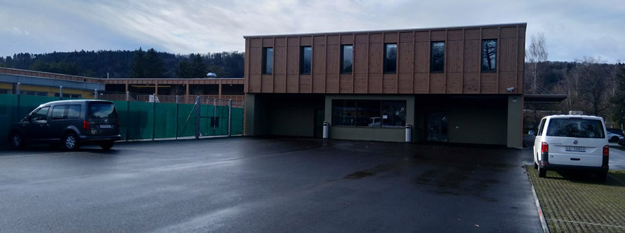 Das Bundeslager Embrach befindet sich isoliert am Waldrand zwischen der Klinik der Integrierten Psychiatrie Winterthur, einem Baseballfeld und einer Hochhaussiedlung.
