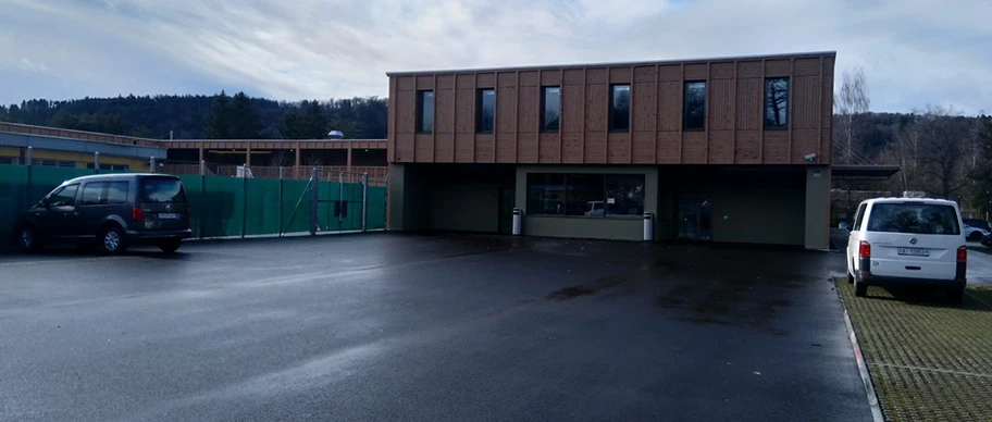 Das Bundeslager Embrach befindet sich isoliert am Waldrand zwischen der Klinik der Integrierten Psychiatrie Winterthur, einem Baseballfeld und einer Hochhaussiedlung. Per Zufall kommt hier niemand vorbei. Solidarität und Unterstützung sind weit weg, das bemerken auch die Bewohner*innen. Es zermürbt sie, bringt sie jeden Tag an die Grenze des Ertragbaren.