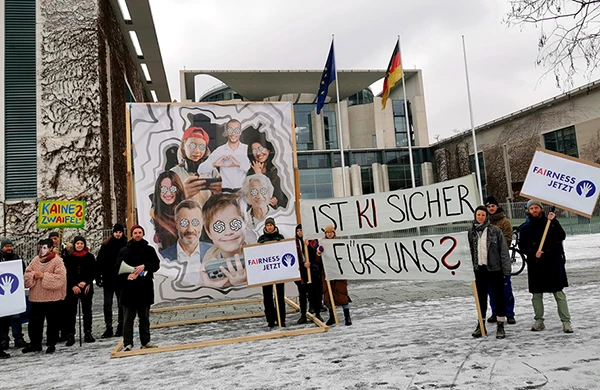 Unterstützer:innen von FAIRNESS JETZT am Mittwochvormittag vor dem Kanzleramt.