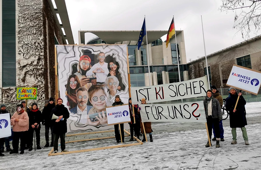 Unterstützer:innen von FAIRNESS JETZT am Mittwochvormittag vor dem Kanzleramt.