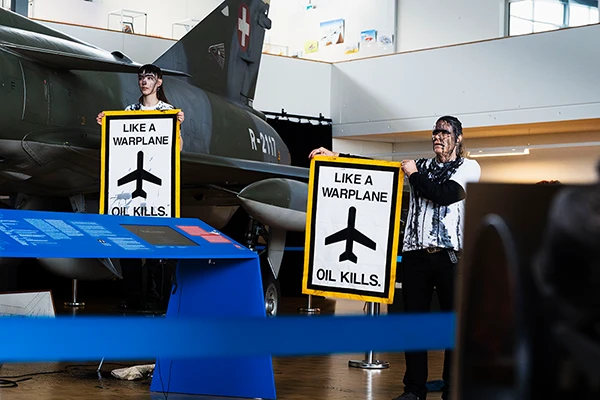 Aktivist:innen im Militärflugzeugmuseum in Payerne.