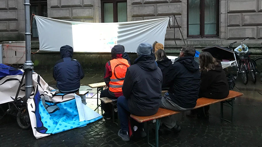 Foto von der Veranstaltung kurz vor dem Zugriff der Polizei.