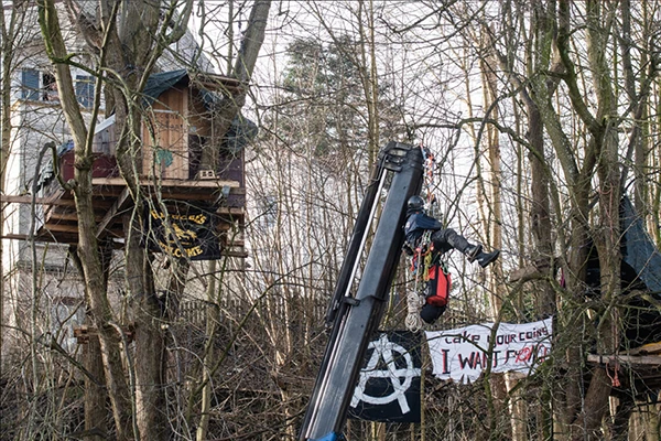 Polizeiliche Räumung des Flensburger Bahnhofswald, Februar 2021.