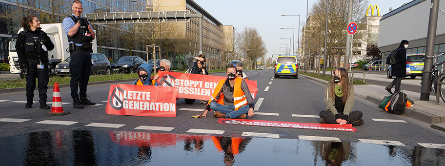 Blockade der B43 in Frankfurt, 13. April 2022.