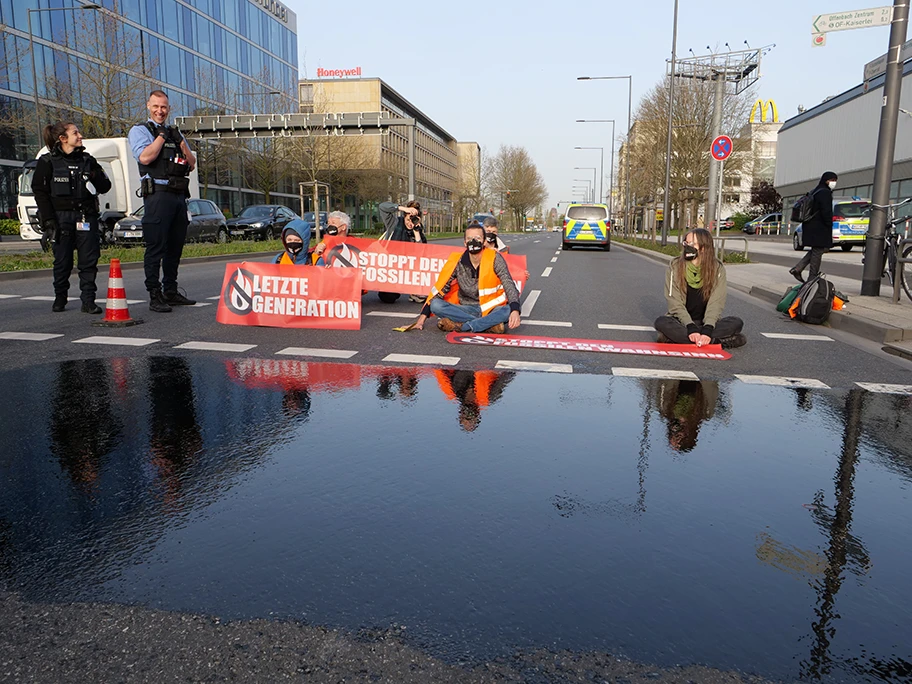 Blockade der B43 in Frankfurt, 13. April 2022.