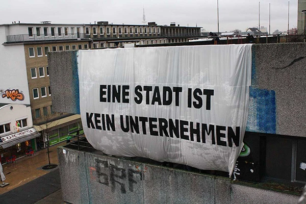 Die Gentrifizierung sorgt schon seit den siebziger Jahren dafür, dass ganze Stastteile unbezahlbar sind und Investoren fette Profite einfahren.