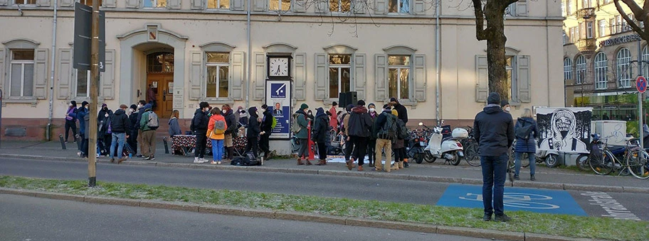 Aktivist:innen vor dem Gericht in Freiburg.