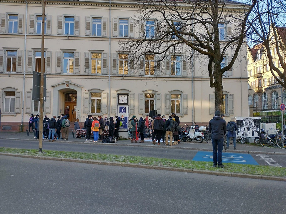 Aktivist:innen vor dem Gericht in Freiburg.