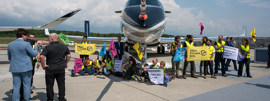 Aktion verschiedener Aktivist:innen am Flughafen von Genf, 23. Mai 2023.